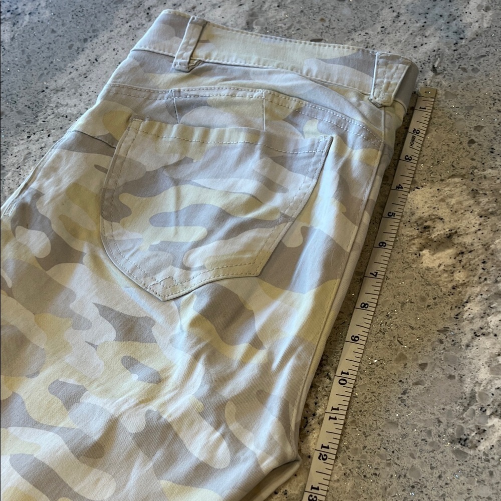 Democracy Light Yellow Camo Cropped Jeans Size 10 - Picture 7 of 9